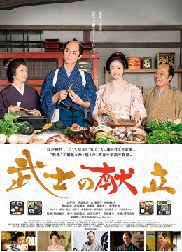 妖艳的小妖精 居然有着『史上最极品白虎美穴之一』太干净了 就像充气娃娃的穴 每天舔一遍它，小美女被猛男操得汗流浃背的还内射